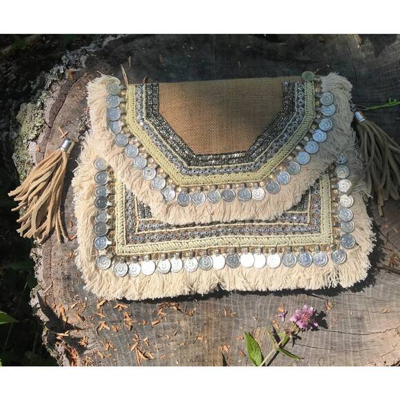 RANEE’S Handbags - NEW RANEE’S metallic embroidery coin clutch in silver